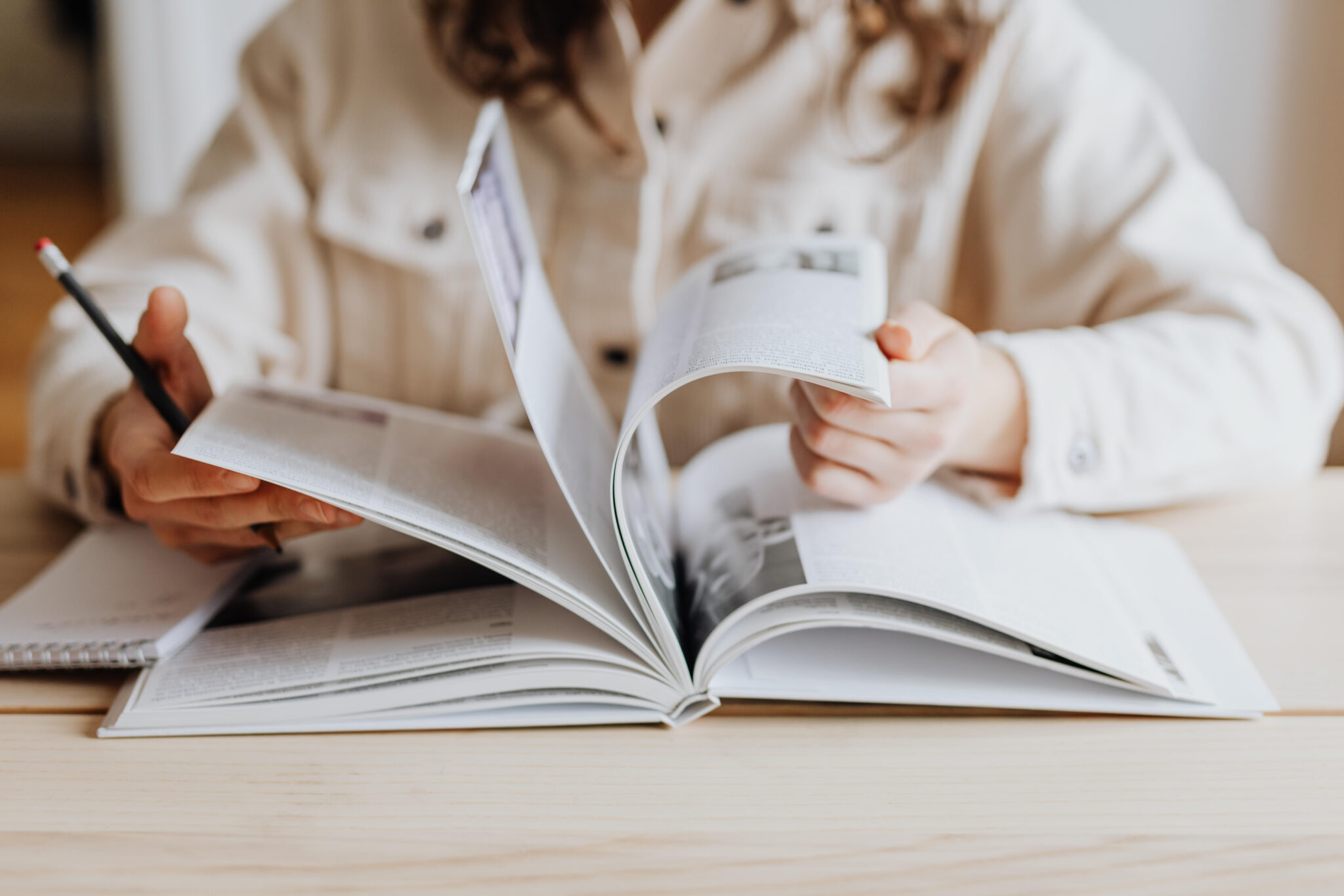 kaboompics woman with book 17021